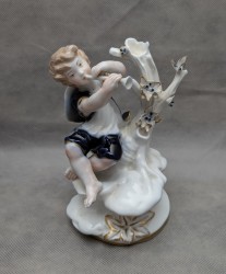 CH Hispania фарфоровая статуэтка Мальчик с дудкой (A976)