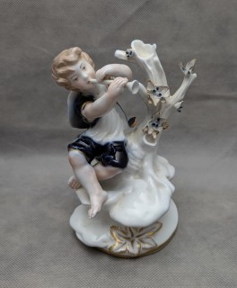 CH Hispania фарфоровая статуэтка Мальчик с дудкой (A976)
