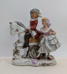 Фарфоровая фигурка статуэтка старинная (A977)
