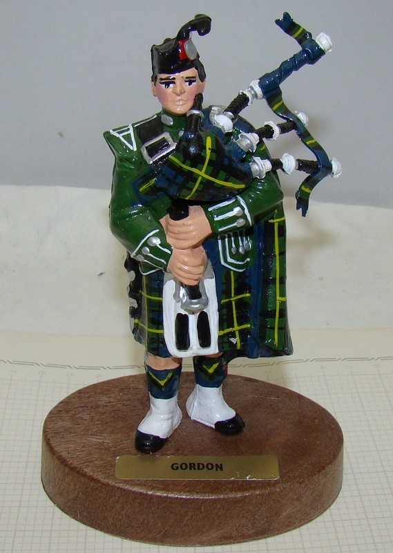 Фигурка Шотландский гвардеец с волынкой (W069)