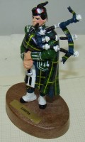 Фигурка Шотландский гвардеец с волынкой (W069)