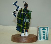 Фигурка Шотландский гвардеец с волынкой (W069)