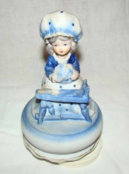 Кукла керамическая с музыкальным механизмом (E717)