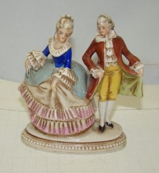 Фигурка фарфоровая винтажная Галантная сцена (Y380)