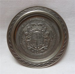 Тарелка с литьем "Герб" (J925)