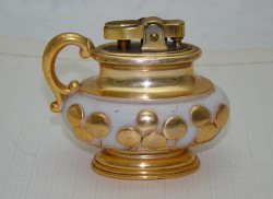 Зажигалка в настольной подставке (V699)