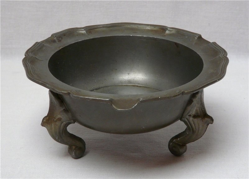 Пепельница старинная на ножках (K963)