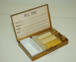 Таблетница винтажная с контейнерами (W532)