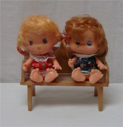 Куклы мини 2 шт. на скамейке (S939)