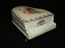 Шкатулка фарфоровая "Рояль" (U589)