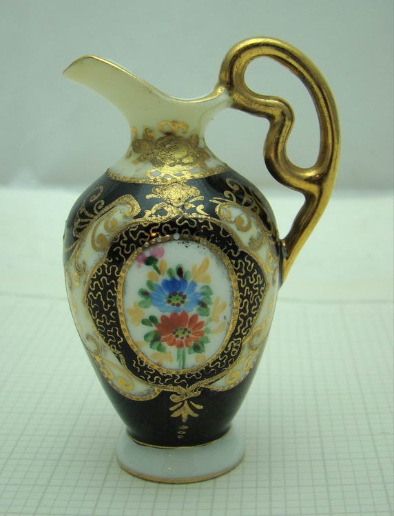 Кувшинчик миниатюрный, фарфоровый. (U896)