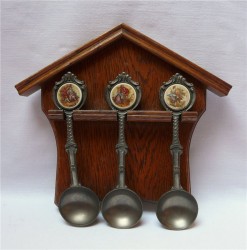 Ложки на подставке на стену 3 шт. (J600)