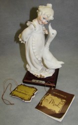 Каподимонте, G. Armani статуэтка Девочка и гусь (X079)