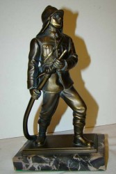 Скульптура статуэтка бронзовая Пожарный Огнеборец (K711)