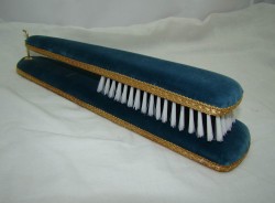 Щетка одежная с подставкой (U098)