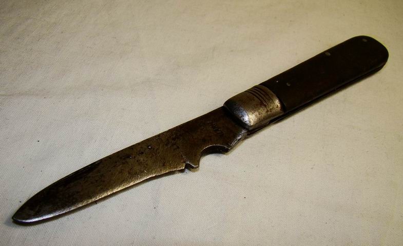 Нож старинный с деревянной ручкой (D467)