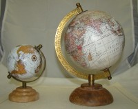 Два сувенирных глобуса (M333)