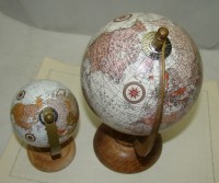 Два сувенирных глобуса (M333)