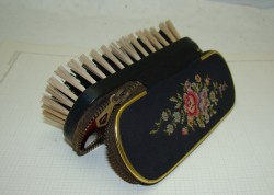 Щетка с маникюрным набором (V830)