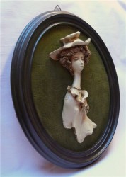 Барельеф в рамке "Дама в шляпке" (S078)