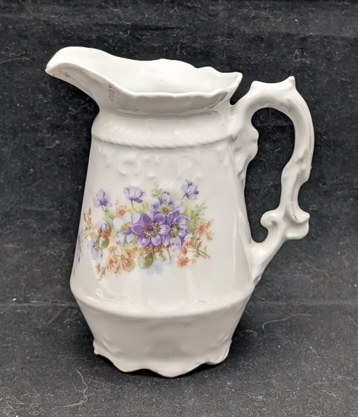 Молочник фарфоровый старинный (B118)