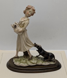 Статуэтка винтажная в стиле Каподимонте Девочка с щенками (B023)