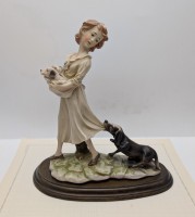 Статуэтка винтажная в стиле Каподимонте Девочка с щенками (B023)