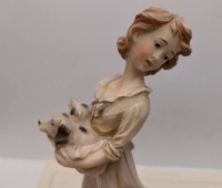 Статуэтка винтажная в стиле Каподимонте Девочка с щенками (B023)
