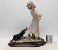 Статуэтка винтажная в стиле Каподимонте Девочка с щенками (B023)