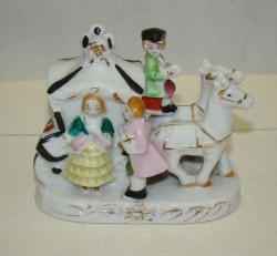 Фигурка фарфоровая винтажная Карета (A532)