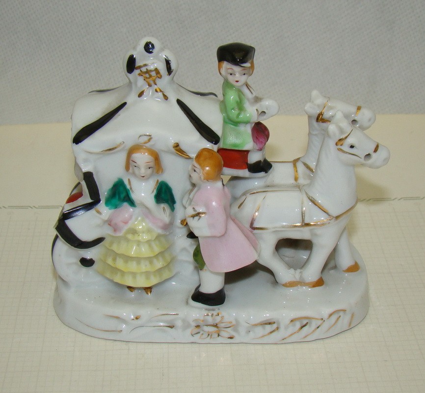 Фигурка фарфоровая винтажная Карета (A532)