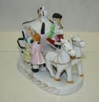 Фигурка фарфоровая винтажная Карета (A532)
