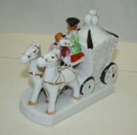 Фигурка фарфоровая винтажная Карета (A532)