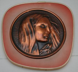 Чеканка настенная винтажная Девушка (X518)