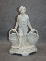 Фигурка статуэтка старинная Мальчик с корзинами (A339)