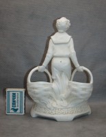 Фигурка статуэтка старинная Мальчик с корзинами (A339)