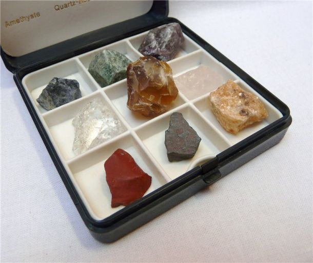 Коллекция минералов в футляре (S004)